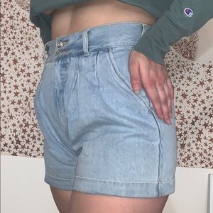 vintage light-wash jean shorts 🦋